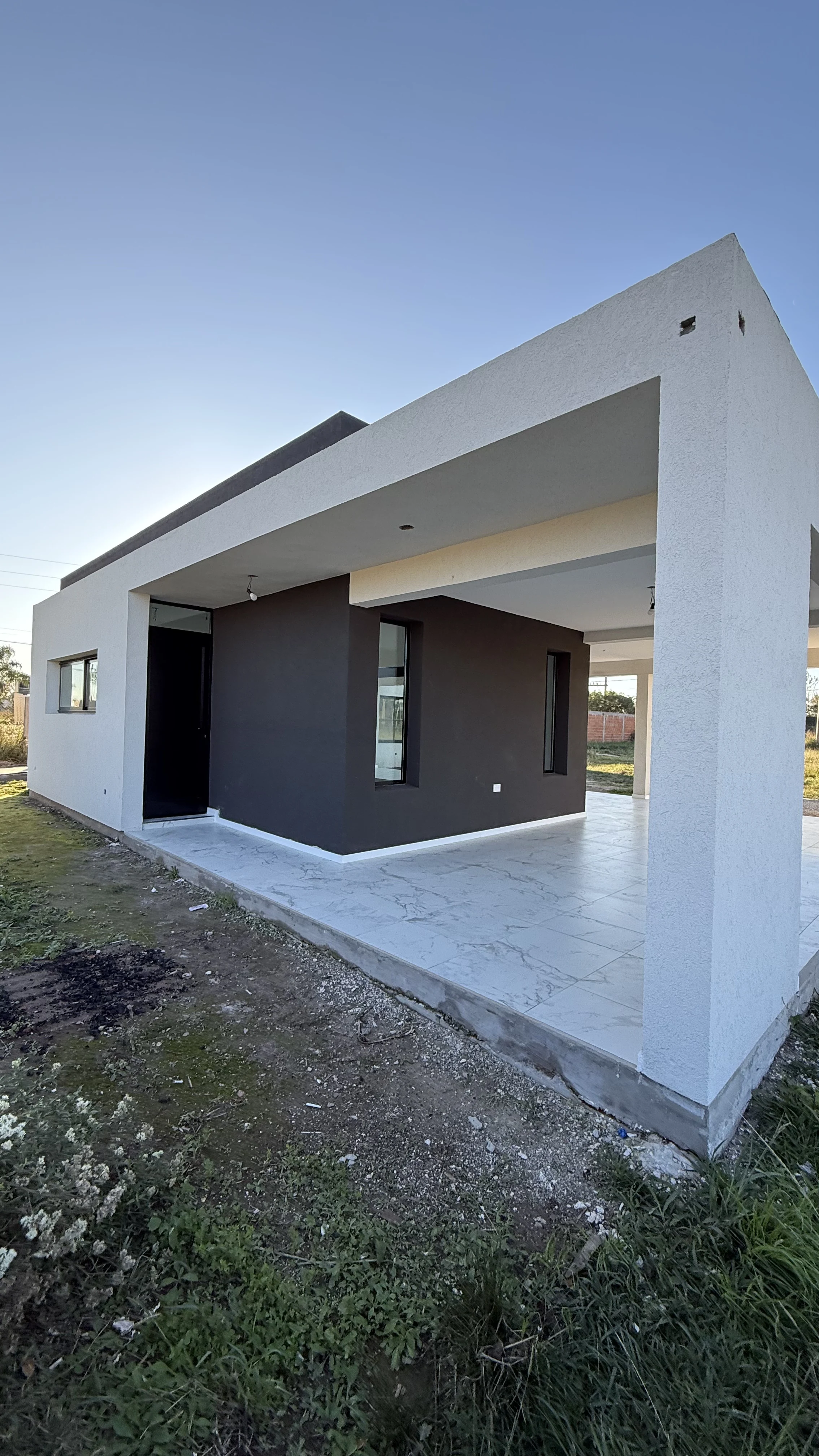 Fachada de la vivienda terminada y entregada en Tierra de Sueños, Puerto San Martín